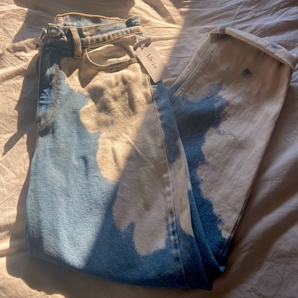 High Rise Denim bleached Mom jeans